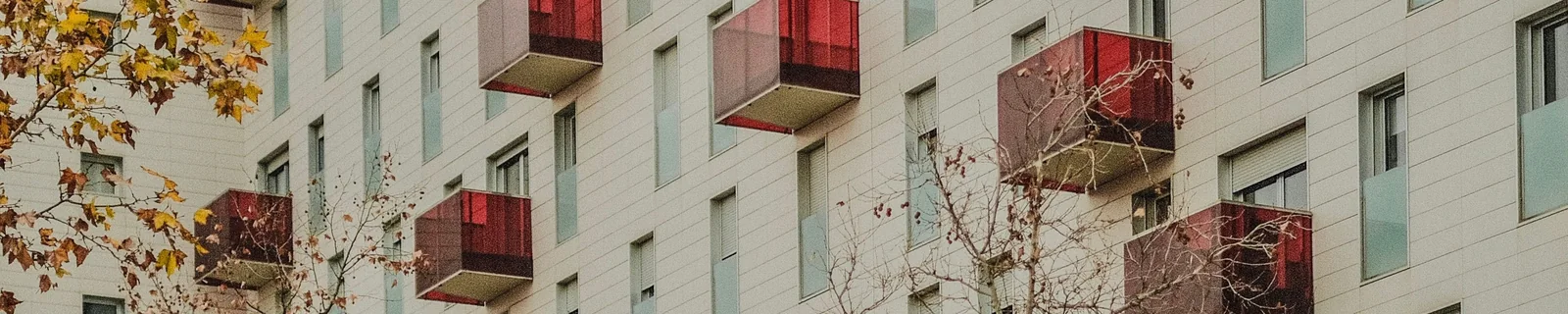 Mehrgeschossiges Wohnhaus mit markanten Balkonen