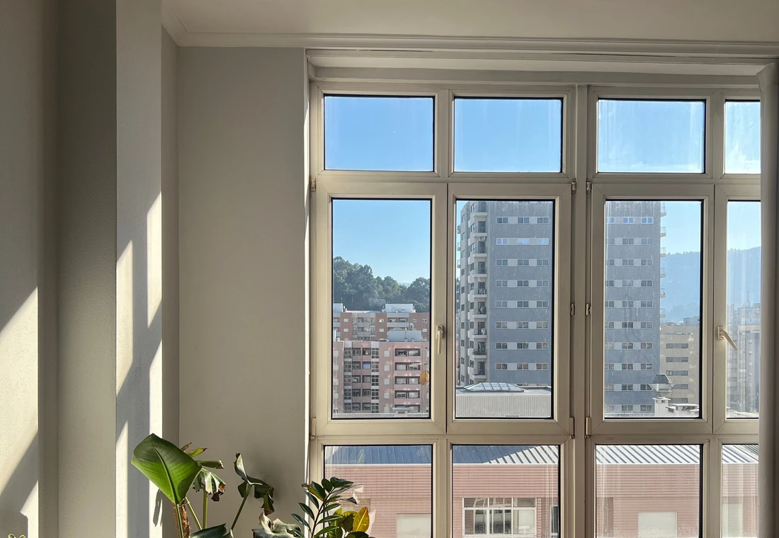Freie, helle Wohnung mit großen Fenstern und Stadtblick